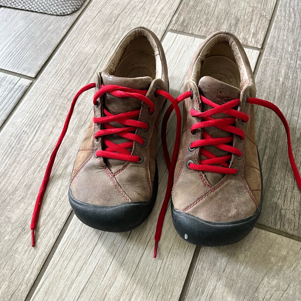 Woman’s Keen leather hikers size 8